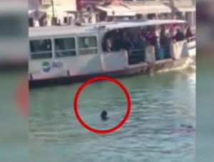 В Венеции под смех туристов утонул беженец из Гамбии (+Видео)