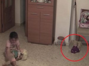 Пользователей Сети шокировало видео с ожившей куклой и движущейся мебелью (+Видео)