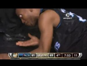 Сеть шокировало видео, где у баскетболиста выпал глаз во время матча (+Видео)