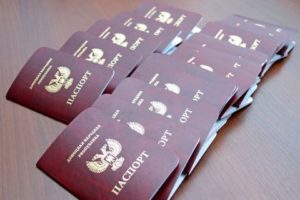 В Херсонской и Запорожской областях паспорта РФ будут выдавать по опыту Крыма – росСМИ