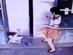 Спасая 3-летнюю дочь, мать ударила ее ногой в лицо (+Видео)