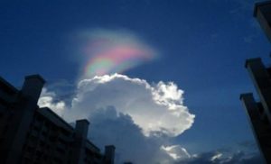 В небе над Сингапуром очевидцы сняли “огненную радугу”