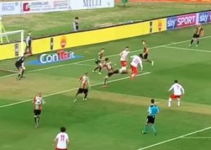 Игрок “Перужди” забил чудо-гол пяткой с разворотом на 180 градусов (+Видео)