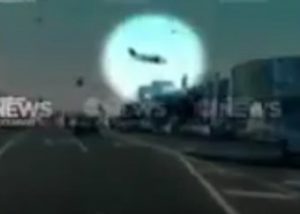 На YouTube появилось видео падения самолета на торговый центр (+Видео)