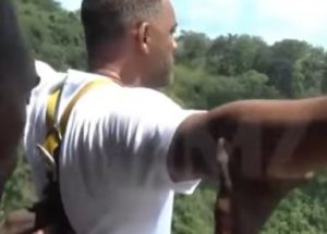 Уилл Смит прыгнул на тарзанке с водопада Виктория (+Видео)