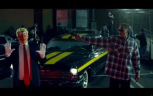Snoop Dogg в новом клипе стреляет в клоуна-Трампа