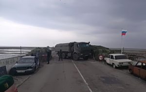 Российские военные перекрыли границу на Чонгаре