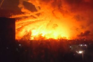В Балаклее горит крупнейший в Украине склад боеприпасов, жителей эвакуируют (+Видео)