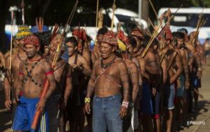 В Бразилии индейцы обстреляли из лука полицейских