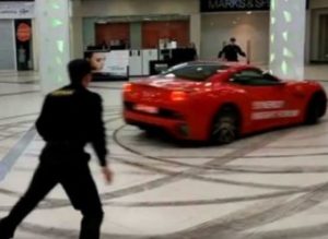 Мажор устроил гонки на Ferrari по торговому центру в Москве (+Видео)