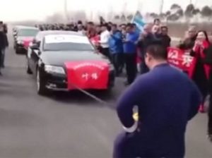 Youtube “взорвало” видео, где китаец отбуксировал 7 машин своими гениталиями (+Видео)