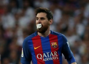 Месси выплюнул выбитый зуб в перерыве матча с “Реалом”