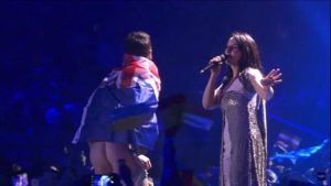 Фанат показал ягодицы во время выступления Джамалы на сцене Евровидения (+Видео)