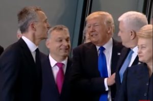 Трамп грубо отодвинул премьер-министра Черногории и стал перед ним  (+Видео)