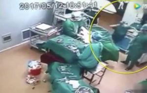 В Китае врачи подрались во время операции
