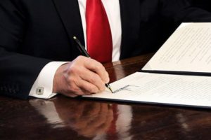 Трамп подписал закон о бюджете-2017