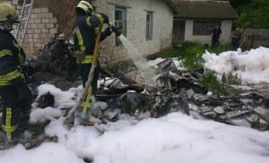 В Черниговской области на жилой дом упал самолет