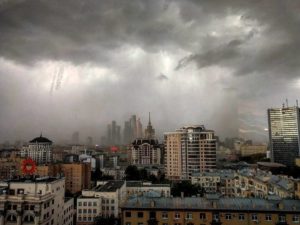 Апокалипсис и сорванные крыши: на Москву обрушился смертельный ураган