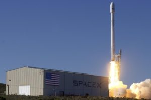 SpaceX запустила ракету Falcon 9 с десятью спутниками (+Видео)