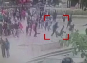 Нападение мужчины с молотком на полицейских возле Нотр-Дам де Пари появилось в Сети (+Видео)