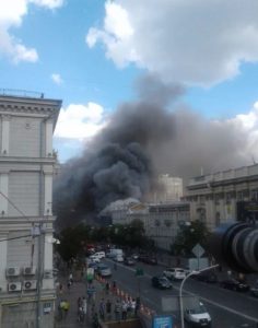 В центре Киева вспыхнул пожар: горит здание центрального гастронома