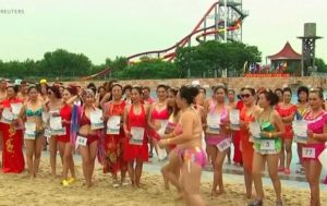 В Китае 400 пенсионерок пришли на конкурс бикини