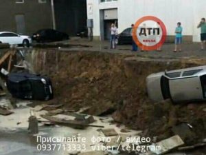 В Киеве на Борщаговке под асфальт провалились авто