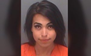 Обнаженная звезда Instagram избила полицейского при задержании