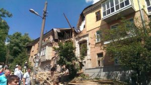 В Киеве из-за взрыва обрушилась часть жилого дома