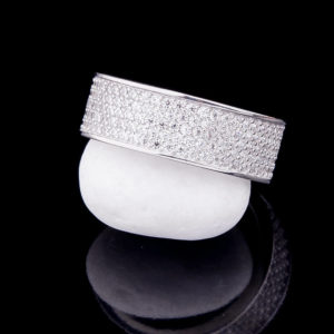 Хотите купить серебряное кольцо — узнайте размер пальца девушки