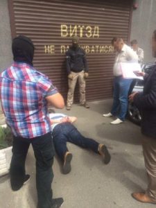 В Киеве СБУ разоблачила чиновника, вымогавшего взятку в $600 тыс.