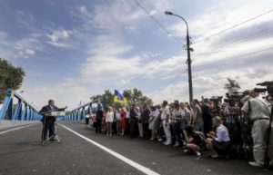Петр Порошенко открыл мост через Северский Донец в Изюме Харьковской области