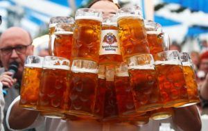 Немецкий официант поднял и пронес 29 кружек пива