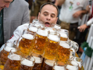Новый рекорд по переносу кружек пива — 29 кружек за раз