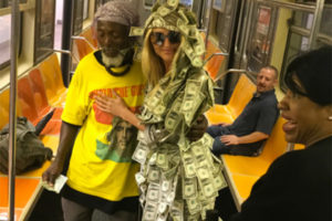 Модель Playboy позволила пассажирам метро срывать купюры с ее платья из денег