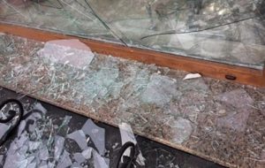 В Киеве женщина разбила дверь банка, чтобы погреться у батареи