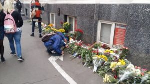 Харьковчане несут цветы на место трагедии