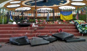 У Майдана разбили памятные плиты в честь Небесной сотни