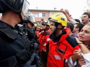 Пожарные стали героями соцсетей, заслонив своими телами людей от полиции (+Видео)