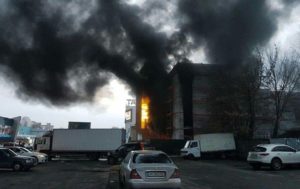 В Киеве горит торговый центр