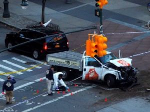 Теракт в Нью-Йорке: водитель на пикапе въехал в толпу людей