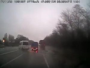 За секунду до трагедии: маршрутка чудом избежала столкновения с грузовиком (+Видео)