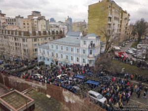 Митингующие прорвались к машине СБУ и освободили Саакашвили