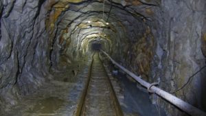 На шахте “Черкасская” произошел обвал: под завалами остаются люди