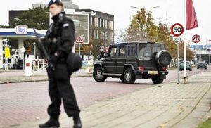 Голландские полицейские в аэропорту стреляли в мужчину с ножом