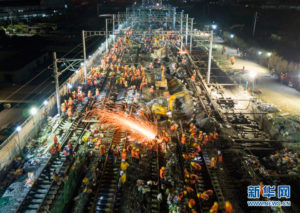 1500 китайских рабочих построили железную дорогу для вокзала всего за 9 часов (+Видео)