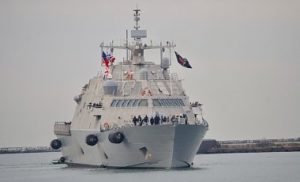 Новый американский боевой корабль затерло во льдах в Канаде