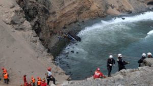 В Перу автобус с пассажирами упал в пропасть со 100-метровой высоты