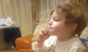 Видео с курящим двухлетним ребенком вызвало громкий скандал в сети (+Видео)