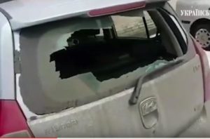 Во дворе Соломенского райсуда мужчина топором разбил десяток автомобилей (+Видео)